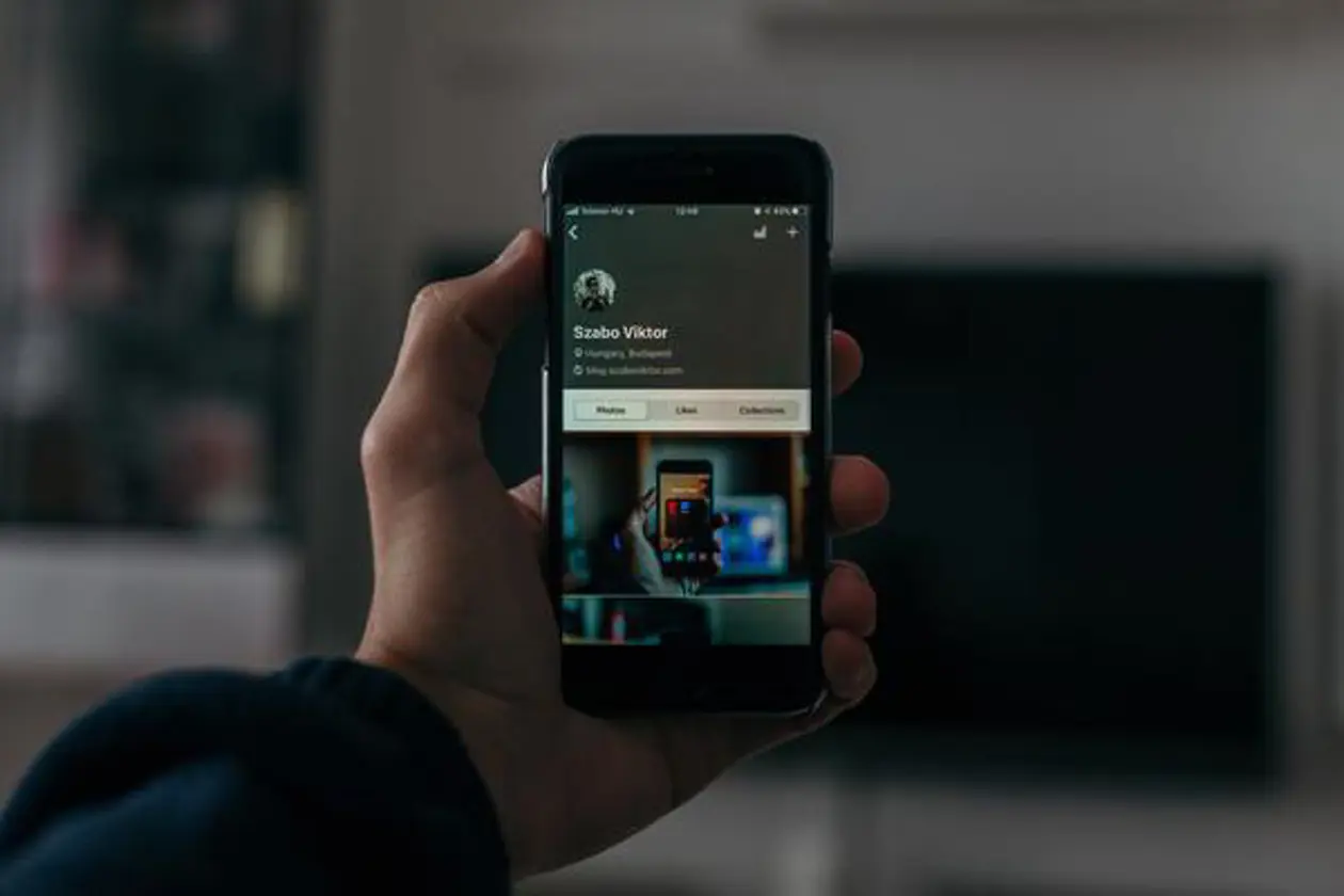 a hand holding a cell phone